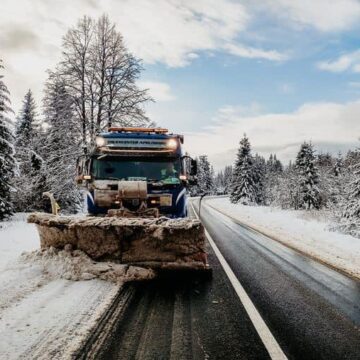 Сьогодні для розчищення від снігу та протиожеледної обробки доріг держзначення Прикарпаття задіяно 45 одиниць техніки та 57 робітників