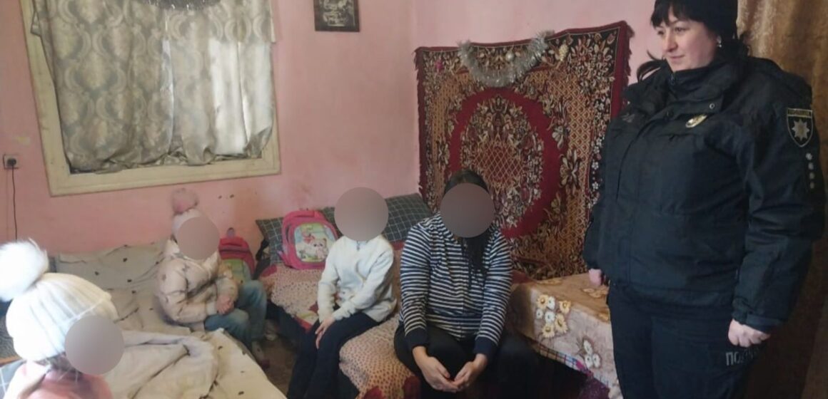 Ювенальні поліцейські Прикарпаття продовжують відвідувати сім’ї, які опинилися у складних життєвих обставинах