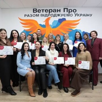 На Прикарпатті 11 дружин загиблих Героїв та чотирьох ветеранів пройшли курс занять «SMM та штучний інтелект» і отримали відповідні сертифікати