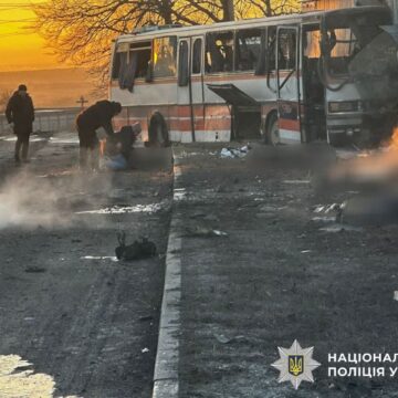 Атака дронами по цивільних у Тернівці: загинули 12 людей, поліція працює на місцях ударів Атака дронами по цивільних у Тернівці: загинули 12 людей, поліція працює на місцях ударів
