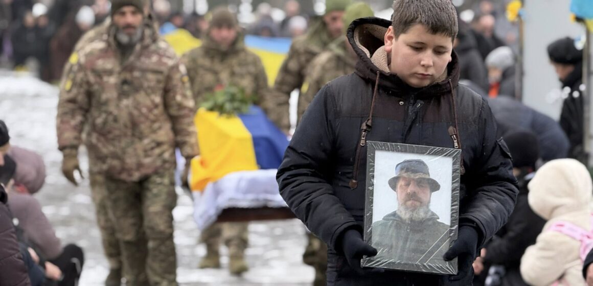 Російські пропагандисти цинічно використовують фото підлітка з Онитії на похоронах полеглих воїнів для створення маніпуляцій