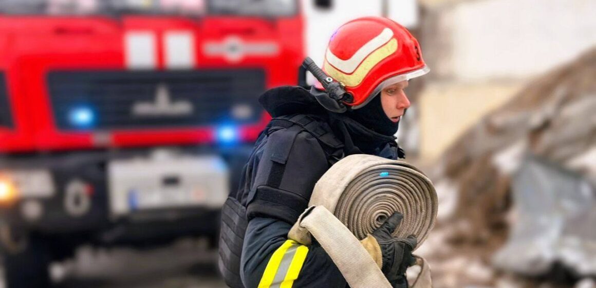 Ті, хто побороли вогонь: в ДСНС показали обличчя прикарпатських рятувальників, які ліквідували пожежу на ТЕС