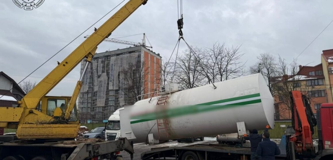 В Івано-Франківську ліквідували «тіньову» АЗС, яка торгувала неякісним пальним