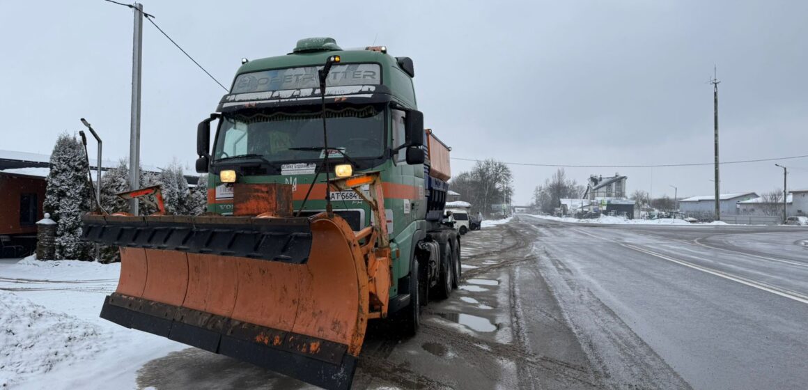 “Запасів солі є достатньо”: на автошляхах Прикарпаття тривають роботи з розчищення снігу та протиожеледної обробки “Запасів солі є достатньо”: на автошляхах Прикарпаття тривають роботи з розчищення снігу та протиожеледної обробки