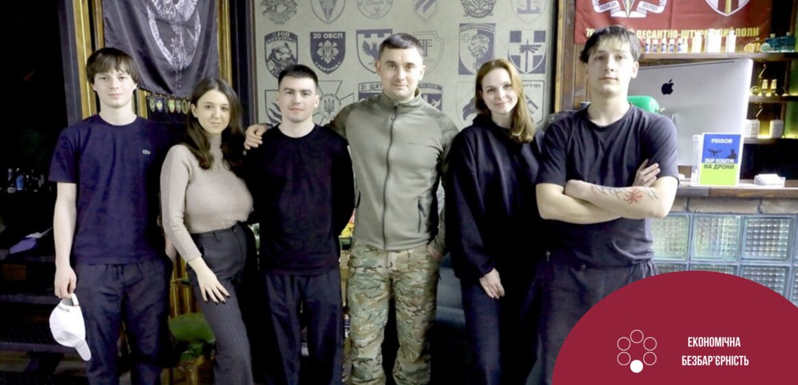 Більше ніж стрижка: у Франківську на базі барбершопу ветерана запрацював Пункт незламності