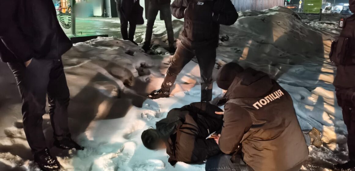 12 тисяч євро за «тур» до Молдови: на заправці у Франківську затримали організатора нелегального виїзду 