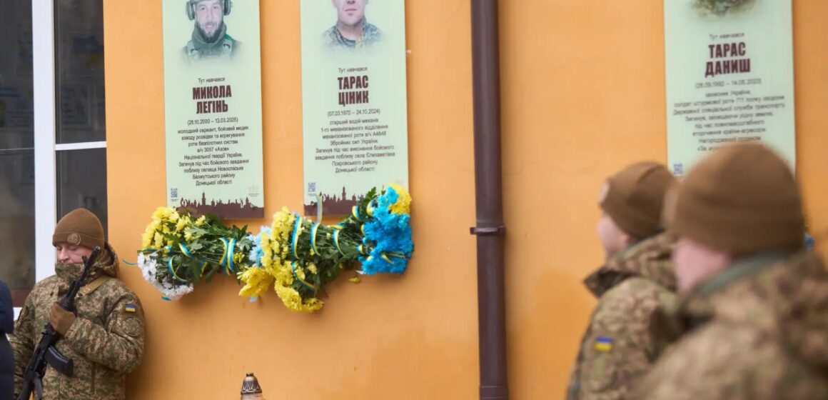 В Івано-Франківську відкрили пам’ятні дошки загиблим захисникам Тарасу Цінику та Миколі Легіню