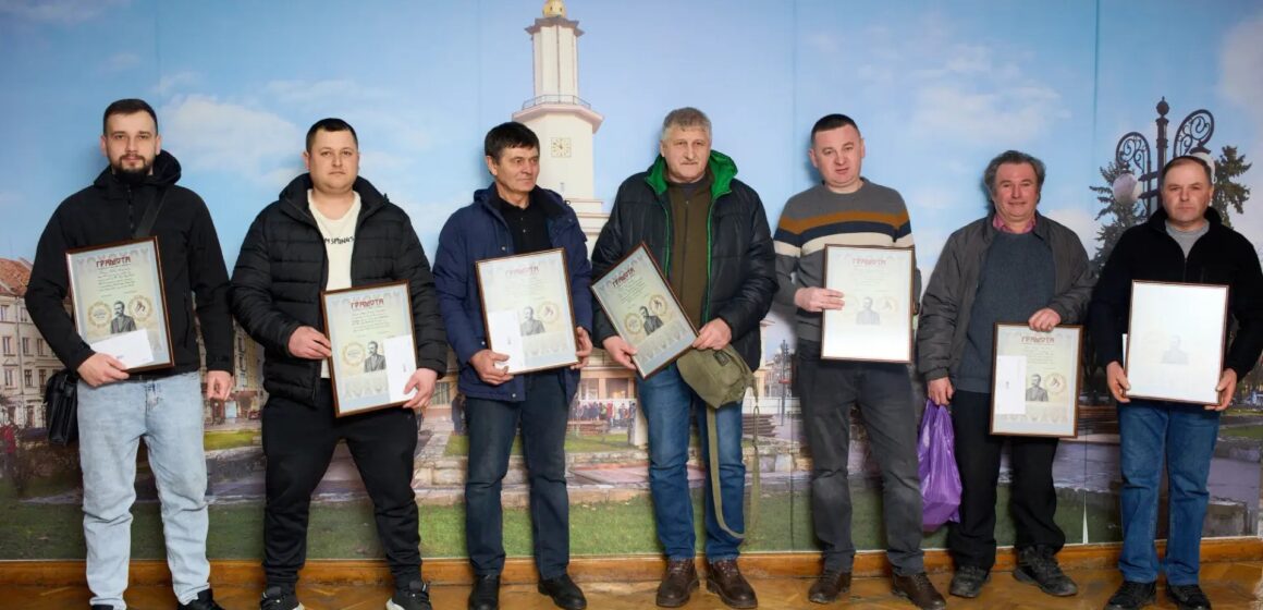 Франківські комунальники допомогли ліквідувати  наслідки російських атак у Києві