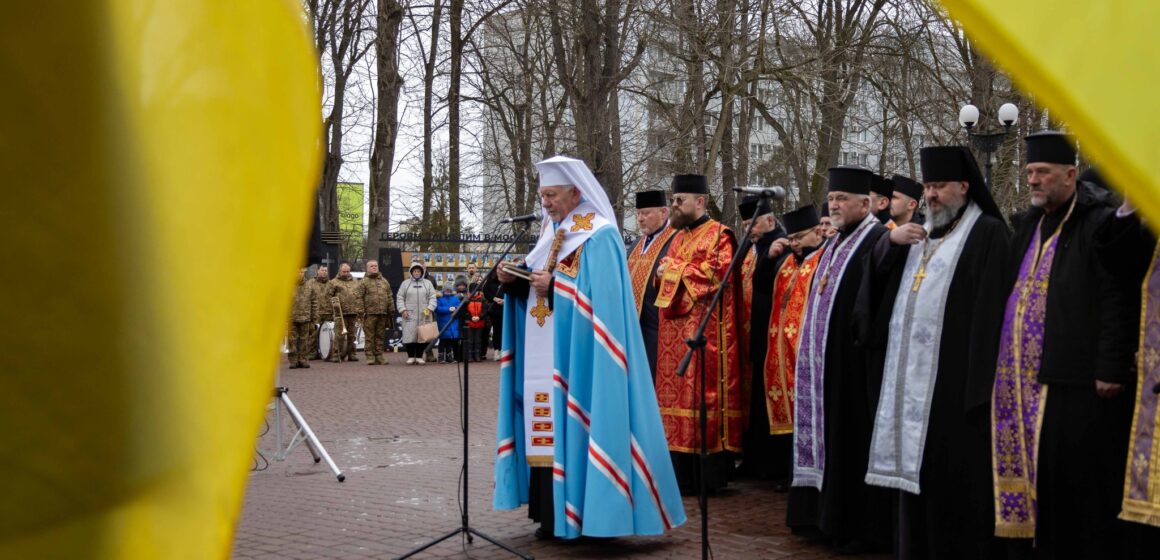 У Меморіальному сквері Івано-Франківська відбулося пам’ятне віче за всіма жертвами російсько-української війни