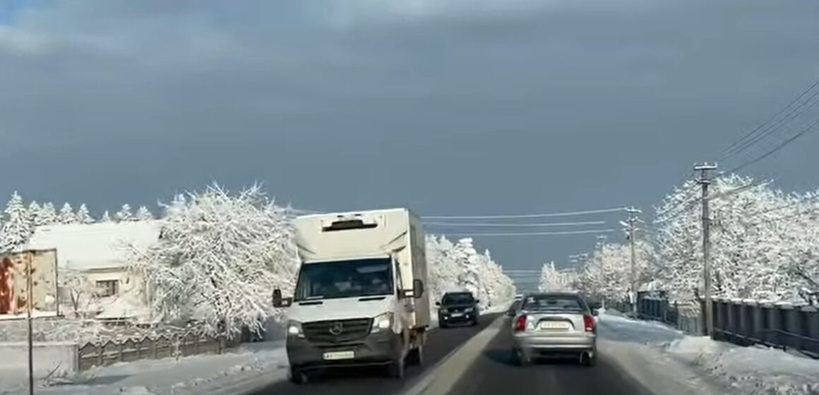 Чому ями на дорогах Прикарпаття не латають одразу: пояснення дорожників