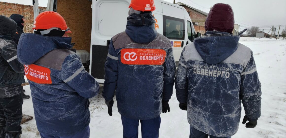 У крижаний дощ, при мінусовій температурі, сильному вітрі та обледенінні бригада обленерго відновлювала лінію зв’язку на Городенківщині
