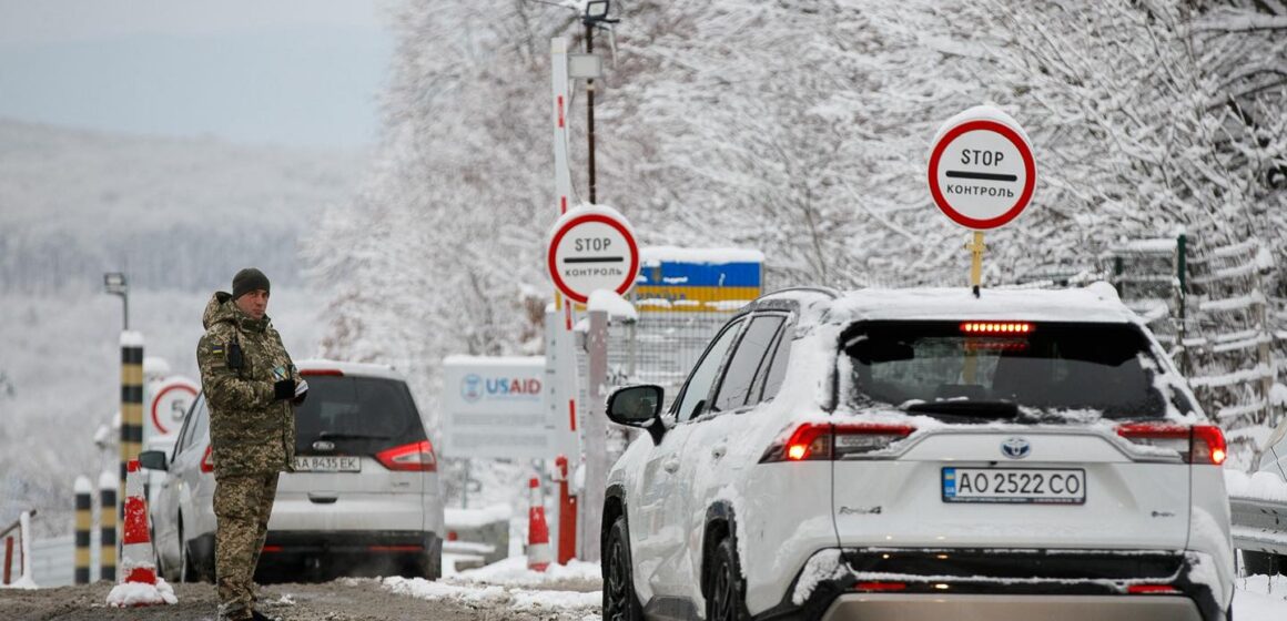 З України через західний кордон минулої доби вибули 33 тисячі осіб