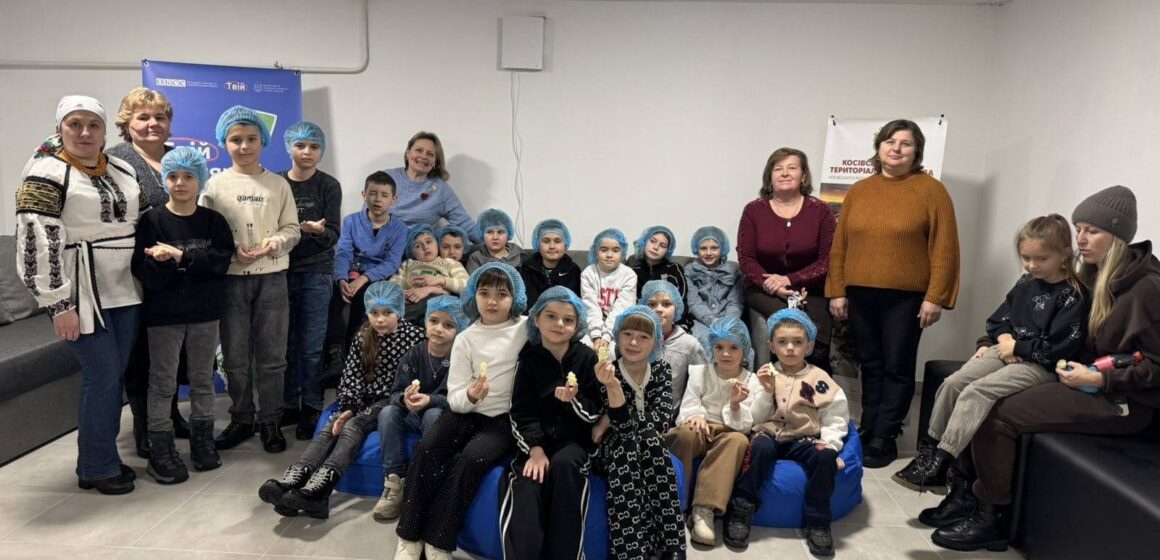 У Косові дітей навчали ліпленню сирних коників У Косові дітей навчали ліпленню сирних коників