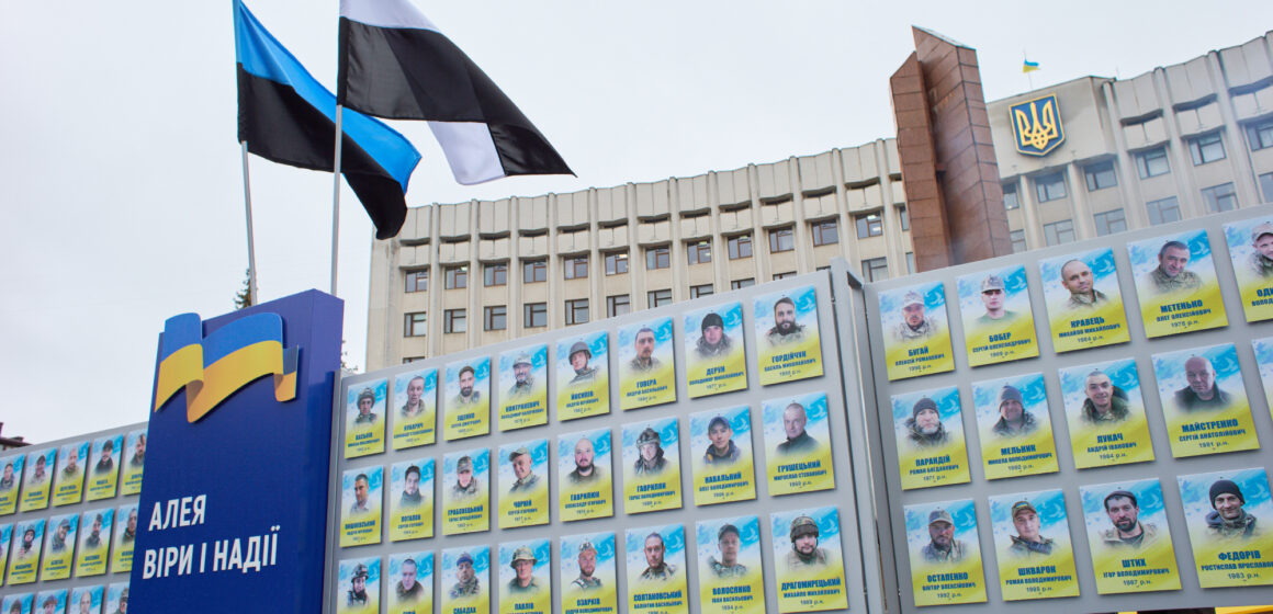 В Івано-Франківську відкрили Алею віри і надії, де розмістили світлини захисників і захисниць громади, які перебувають у полоні або зникли безвісти В Івано-Франківську відкрили Алею віри і надії, де розмістили світлини захисників і захисниць громади, які перебувають у полоні або зникли безвісти