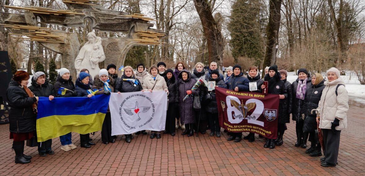 На Прикарпатті пролунав «Дзвін пам’яті»:  рідним полеглих воїнів вручили державні та обласні нагороди