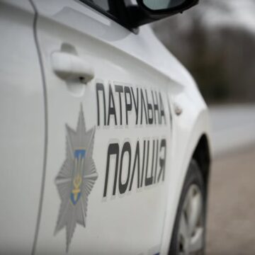 Патрульні винесли постанову водію, який здійснив поворот у місці, де це заборонено Патрульні винесли постанову водію, який здійснив поворот у місці, де це заборонено