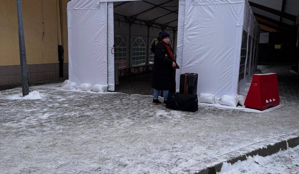«Укрзалізниця» встановила пункт обігріву на вокзалі Перемишля