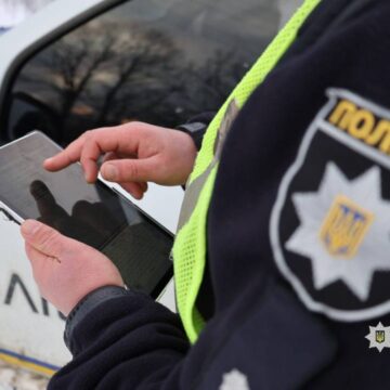 Справляв нужду на пам’ятник: в Івано-Франківську розшукали підлітка, який вчинив протиправні дії на кладовищі 