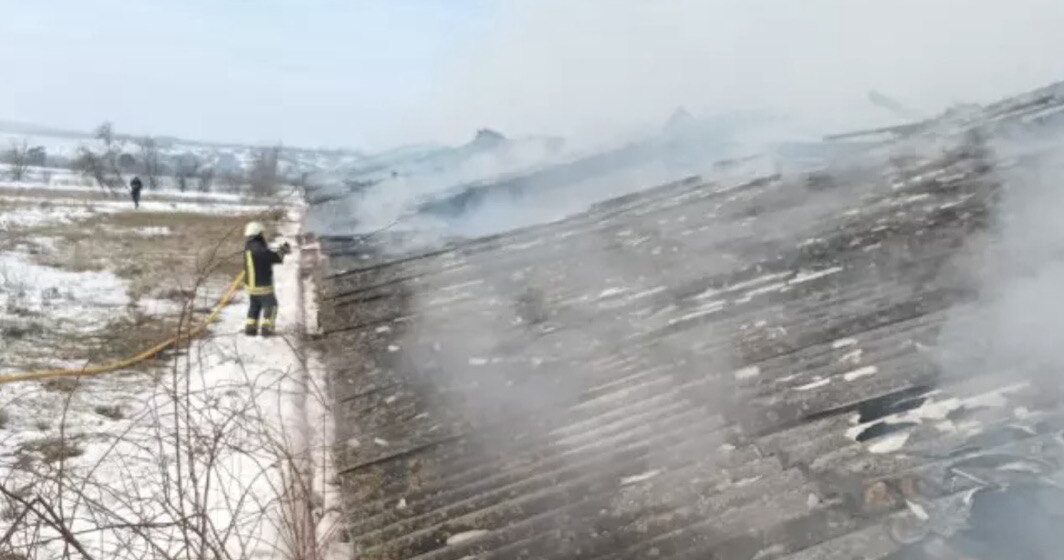 Масштабна пожежа на Тлумаччині: горіла господарська будівля Масштабна пожежа на Тлумаччині: горіла господарська будівля