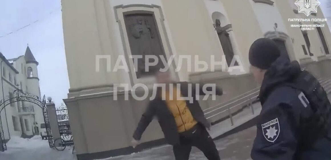 У центрі Франківська чоловік намагався порізати себе на очах у перехожих та правоохоронців