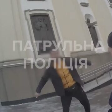 У центрі Франківська чоловік намагався порізати себе на очах у перехожих та правоохоронців