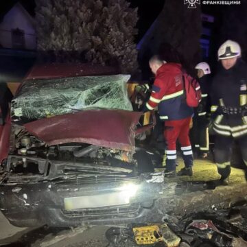 У Франківську трапилась ДТП: рятувальники деблокували з понівеченого автомобіля двох потерпілих (ФОТОФАКТ)