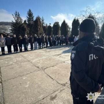 Поліцейські ювенальної превенції Прикарпаття навчають безпеки: у школі відпрацювали алгоритм евакуації Поліцейські ювенальної превенції Прикарпаття навчають безпеки: у школі відпрацювали алгоритм евакуації