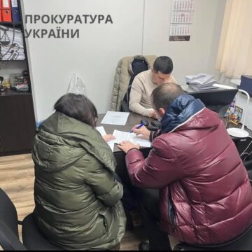 Обманом привласнив 2.7 млн грн батька загиблої захисниці Азовсталі:  прокурори скерували до суду справу проти посадовця поліції з Прикарпаття