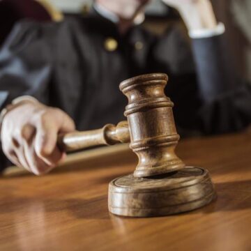 Чоловік, який змінив стать, судився за зняття з військового обліку: рішення суду