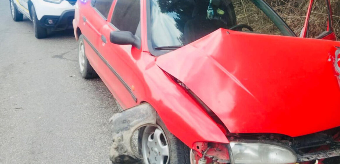 Нетверезий водій врізався у скелю в Микуличині та перекинув авто