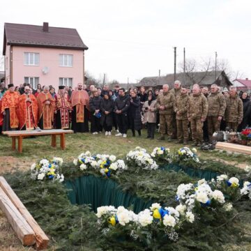 На Прикарпатті попрощалися із загиблими внаслідок російського удару Володимиром Шкрумеляком і його донькою Анелею