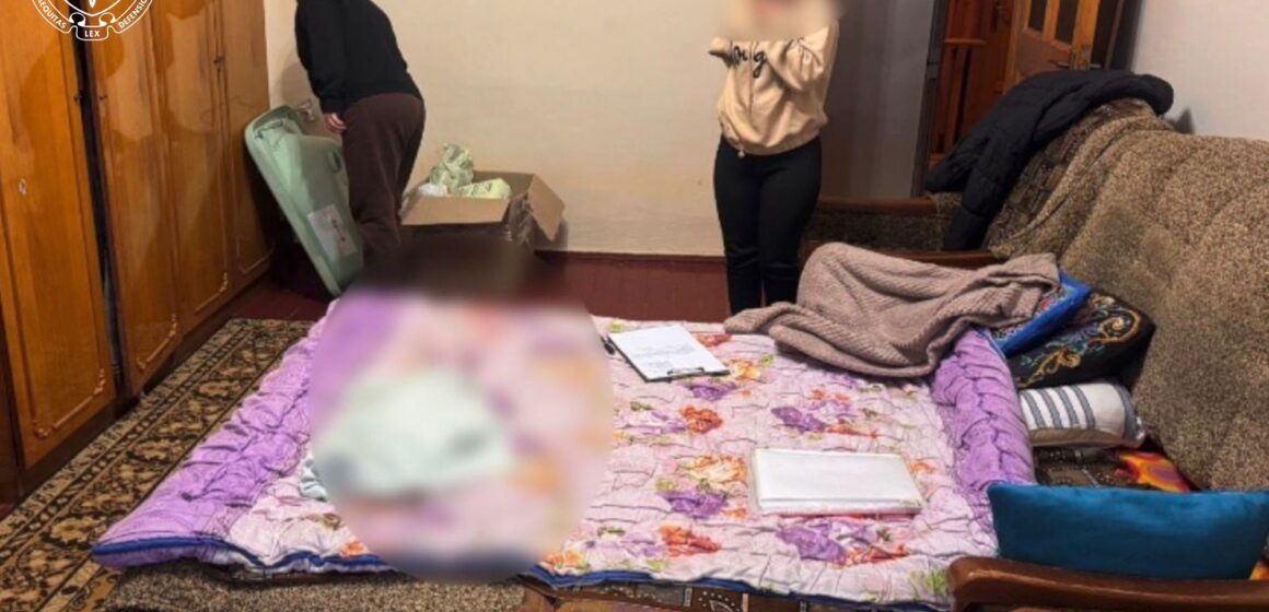 На Прикарпатті 18-річну матір підозрюють у побитті до смерті семимісячного сина