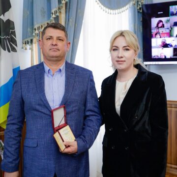 Працює на Бурштинській ТЕС понад 34 роки: енергетику Сергію Крючку вручили найвищу державну нагороду в галузі Працює на Бурштинській ТЕС понад 34 роки: енергетику Сергію Крючку вручили найвищу державну нагороду в галузі