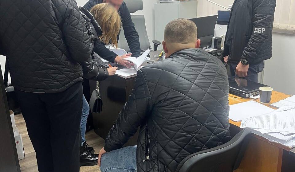 Хабарі від іноземців та підробка документів: на Прикарпатті судитимуть посадовців міграційної служби