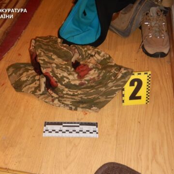 Різанина через ревнощі: підозрюваному змінили кваліфікацію і оголосили підозру (ФОТО) Різанина через ревнощі: підозрюваному змінили кваліфікацію і оголосили підозру (ФОТО)