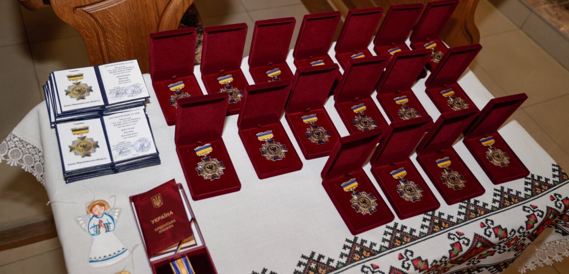 Рідним полеглих захисників із Рогатинської громади вручили державні та обласні посмертні відзнаки (ФОТО)