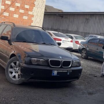 Перевищив швидкість: патрульні зупинили 20-річного керманича BMW без водійського посвідчення