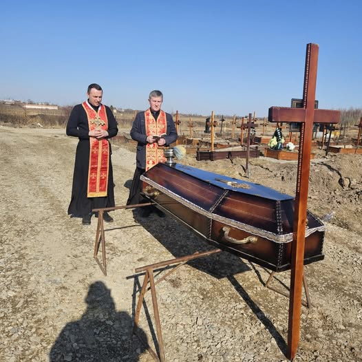 Франківські священики УГКЦ провели поховання безрідної особи з обрядом відспівування Франківські священики УГКЦ провели поховання безрідної особи з обрядом відспівування