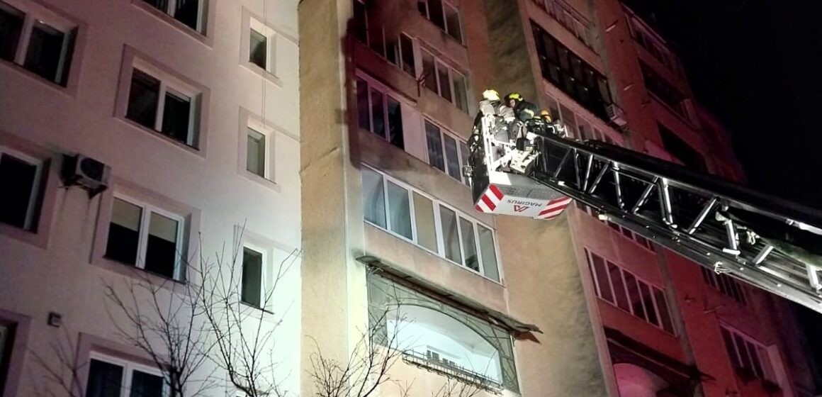 Нічна пожежа у франківській багатоповерхівці: рятувальники врятували 8 людей та евакуювали 22 мешканців (ФОТО)