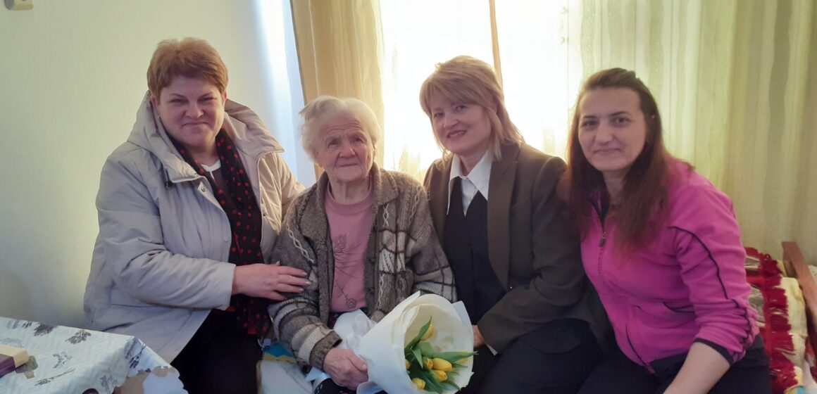 З 11 років і до пенсії працювала у колгоспі: жительку Креховичів Розалію Максимович привітали із 90-річчям (ФОТО)