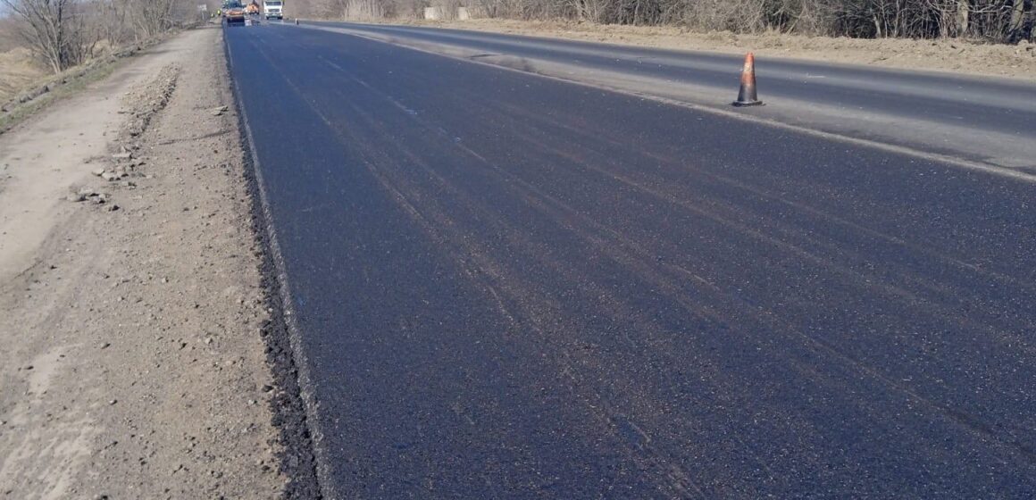 На дорогах державного значення Прикарпаття тривають ремонтні роботи (ФОТО)