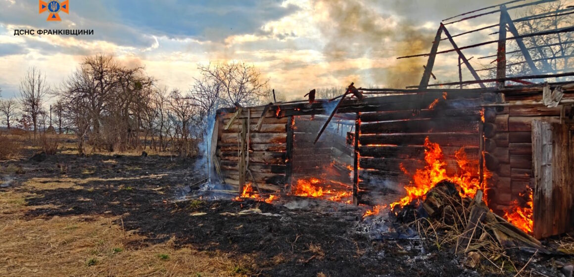 На Калущині через спалювання сухої трави згоріли дві господарські будівлі