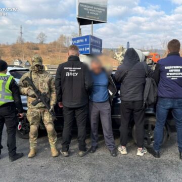 7 тис. євро за «трансфер» до кордону: на Прикарпатті викрили канал переправлення військовозобов’язаних до Румунії
