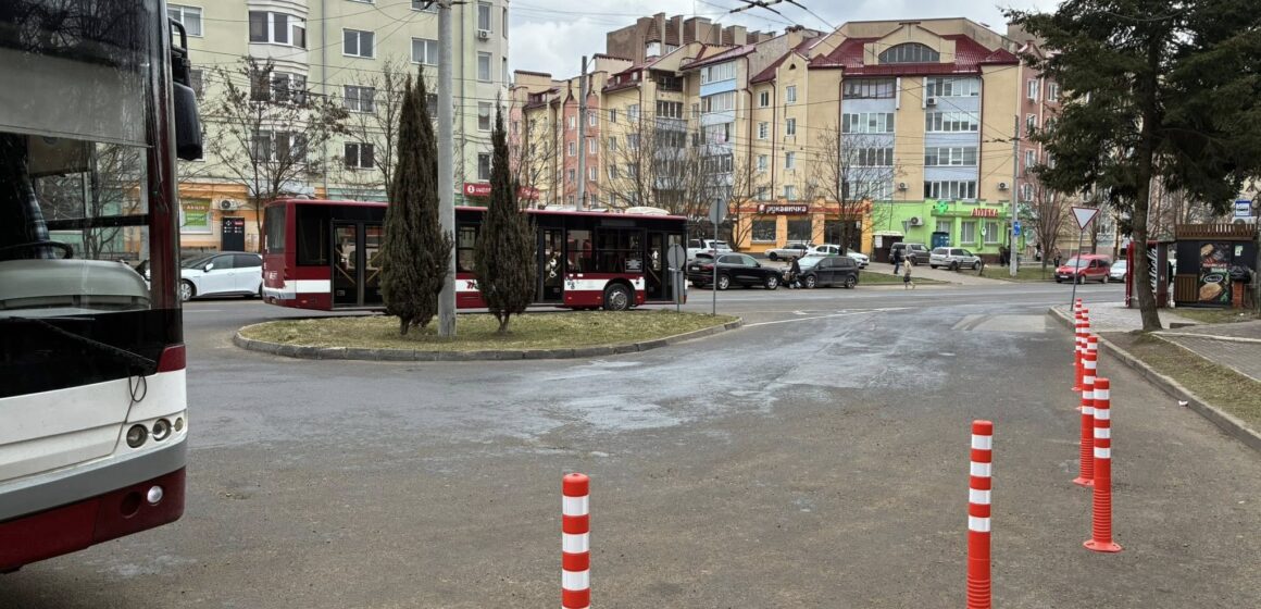Біля обласної лікарні в Івано-Франківську встановили обмежувачі руху
