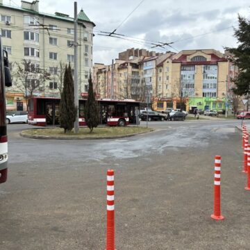 Біля обласної лікарні в Івано-Франківську встановили обмежувачі руху