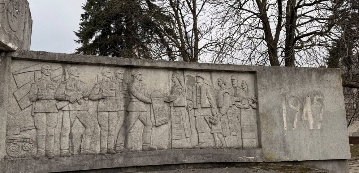 Декомунізація: у Надвірній демонтують пам’ятний знак радянським воїнам Декомунізація: у Надвірній демонтують пам’ятний знак радянським воїнам