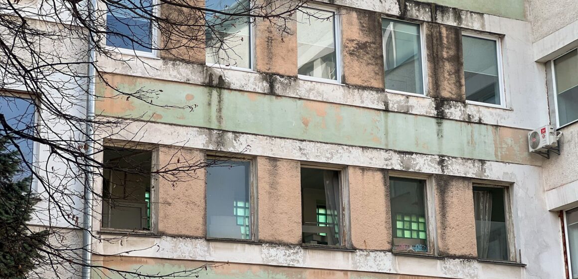 Відновлення вікон та адресна підтримка постраждалих: у Франківську ліквідовують наслідки ворожої атаки (ФОТО)