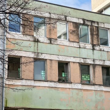 Відновлення вікон та адресна підтримка постраждалих: у Франківську ліквідовують наслідки ворожої атаки (ФОТО)