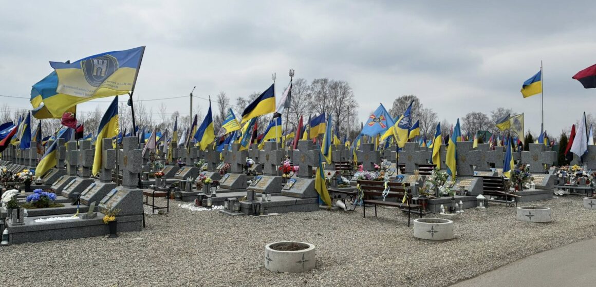 На найбільшому кладовищі Івано-Франківська поховані понад 350 полеглих воїнів