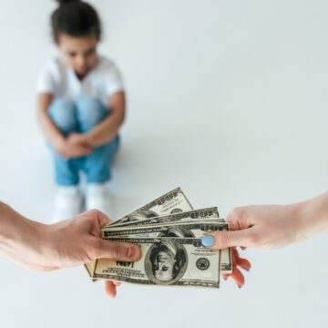 Сума аліментів на одну дитину в Україні торік склала в середньому 2,5 тисячі грн